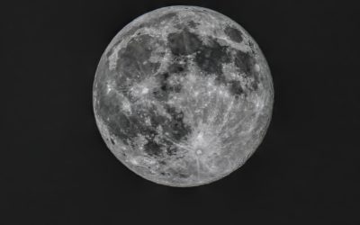 Das Bild zeigt eine klare, stark vergrößerte Aufnahme des Vollmonds vor tiefschwarzem Nachthimmel. Die Mondoberfläche ist deutlich und kontrastreich zu sehen: typische helle und dunkle Strukturen, die sogenannten Mondmeere (Mare) und Krater, sind gut erkennbar. Besonders sichtbar sind die großen, dunkleren Flächen sowie helle Strahlenkrater, deren Auswurfspuren sternförmig vom Einschlagspunkt ausgehen. Der Mond wirkt nahezu rund und nimmt einen Großteil des Bildes ein; es gibt keine anderen Objekte oder Sterne im Hintergrund. Die Aufnahme wirkt ruhig, detailreich und vermittelt den Eindruck, als würde man durch ein Teleskop blicken.
